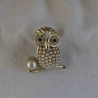 Sarah Coventry Night Owl Pin 6777    Vintage, Simulated Pearl