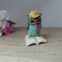 Figurine chouette hibou en céramique sur un livre avec une cravate, oiseau lecteur savant, ch