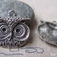 8 pcs of Antique Silver Lovely Owl Head Charms 31x31mm A1840