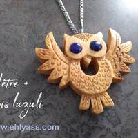 Amulette en bois et pierres Hibou sculpt&eacute; fait-main par Ehlyass