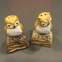 1970s owl ceramic salt and pepper shakers, golden brown tan, white and browns, owls on log figurines