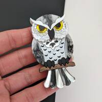 Brooch Owl 'Snowy', hand made, bird, walnut wood, silver, Halloween, wizard, laser cut, Pers