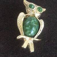 Green, Gold tone Owl Pin, Brooch, Vintage (K15)