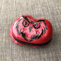 Black Outlined Owl Face on Red Metallic Rock with Matching Wood Slice Stand