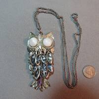 Vintage Lg Owl Pendant Necklace Dangling Rhinestone Feathers 1702