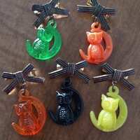 1pc VINTAGE Owl and Moon Plastic Gumball Pin / HALLOWEEN / new old stock / vintage charms