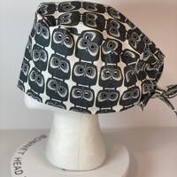 Men’s gray owl scrub cap, unisex owl print scrub hat, surgeon style scrub cap, Bonnet Head Des