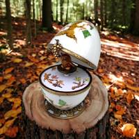 Une chouette d&eacute;licate orne un oeuf musical, une porcelaine de Limoges renfermant un hibou min