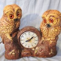Large Vintage Double Owls Mantle Clock Electric Lanshire Chalkware Bright Acrylic Eyes on Tree Stump