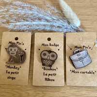 Badge en bois tortue hibou ou cartable. pin’s, insigne, épinglette accessoire sac, cart