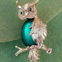 Vintage Gerrys Owl Brooch: Green Rhinestone Figural Bird Pin