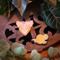 Pins 6 cm paillet&eacute; brillant galaxie: Arcane masque hibou Ekko et Tatouage nuage Jinx