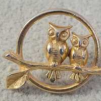 Vintage Avon gold tone 2 owls on a branch lapel hat tie pin .75 x 1 inch