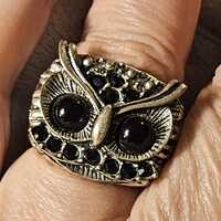 Adorable stretch vintage owl ring with crystals in excellent vintage condition!