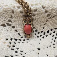 Stella & Dot Coral Cabochon Owl Pendant Gold Tone Rhinestone Necklace Green Eyes