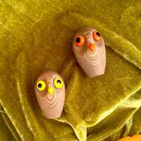 Two small vintage wooden owls with glass eyes and beaks from the 70s retro knick knacks cute
