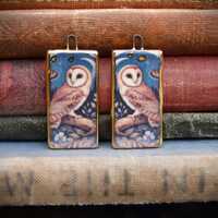 Handmade ceramic charms: illustration of an owl sat on a log with a 24kt gold lustre edge