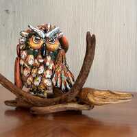 Hibou en galets peints et assembl&eacute;s sur bois flott&eacute;s