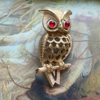 Vintage AVON Designer 60s Bird Owl Brooch Brushed Gold Tone Ruby Eyes Vogue 1 3/4&rdquo;- REF 6648