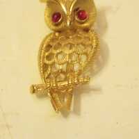 Avon Signed OWL Brooch Pin Pendant Gold Tone Red Eyes Vintage .75 x 1.25 inch