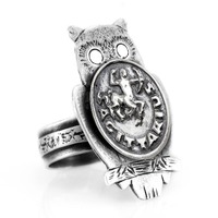 Coin ring with the Sagittarius coin medallion on owl