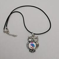 collier hibou , lacet noir 40 cm avec 4 cm chaine ajustable  , hibou color&eacute; bouton pression v