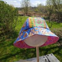Reversible cotton bucket hat with owls and pink paisley