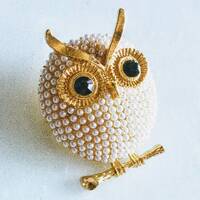WHITE OWL BROOCH! Adorable! Wise Figural, Cute Animal, Bird Motif Pin/Accessory! Radiant Shining Pea